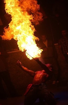 Feuer schlucken und Pyroshows vom Feuerkünstler in Siegburg 