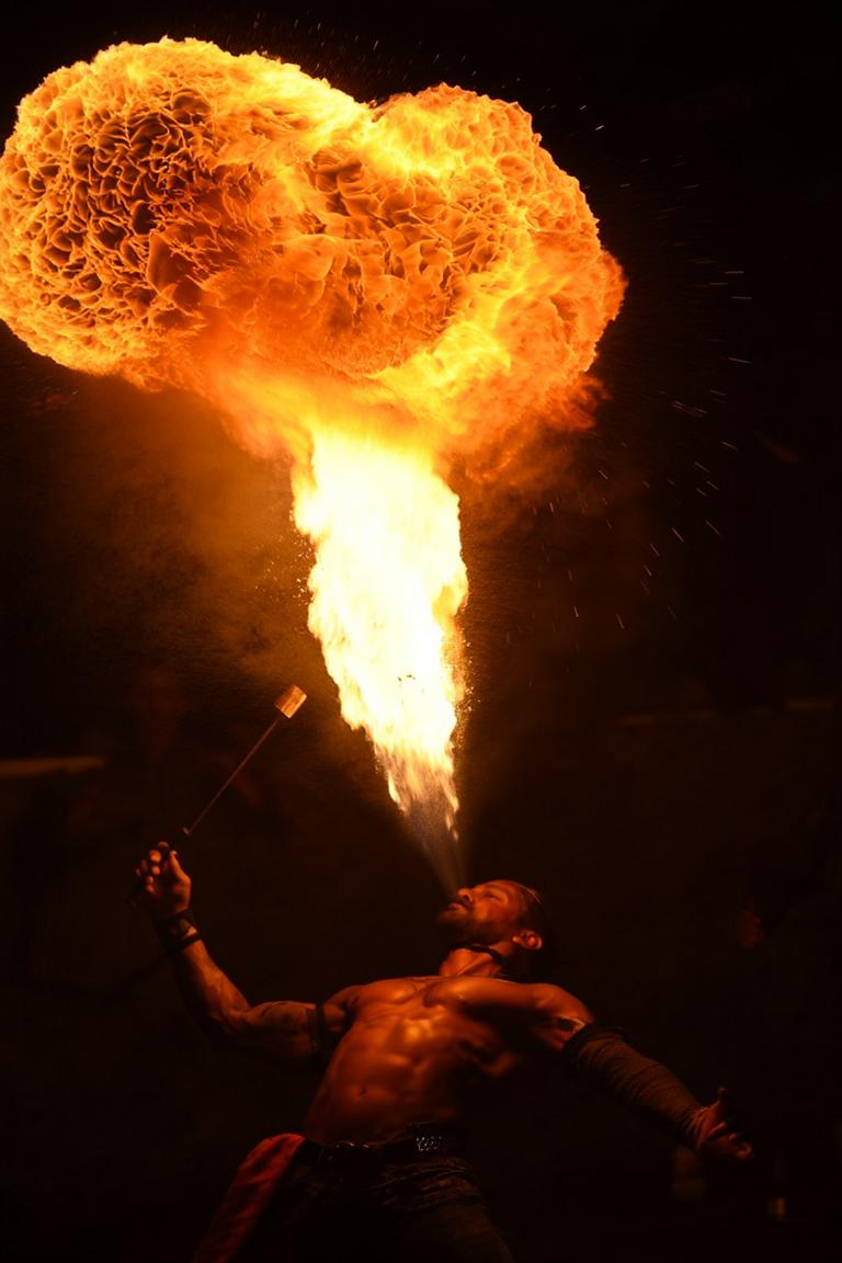 Feuerkünstler spuckt Feuer
